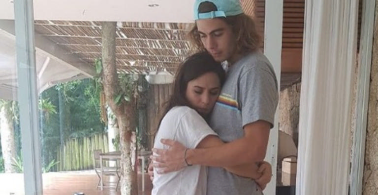  Táta Werneck aparece descabelada em momento íntimo com Rafa Vitti