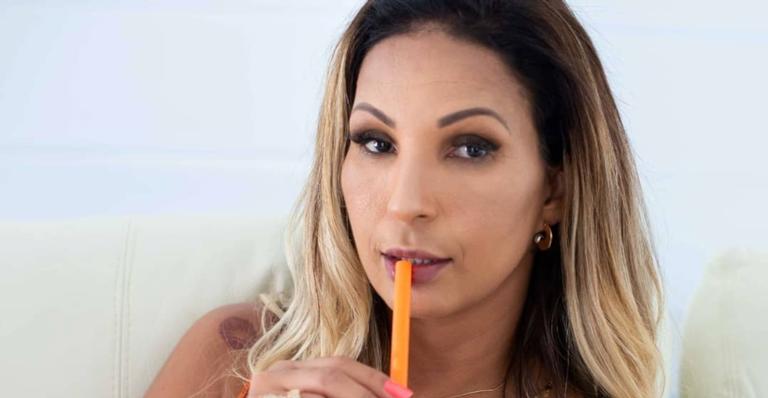 Valesca Popozuda posa com top transparente, mostra tudo e alega: ”Liberdade”