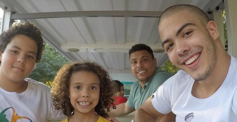 Ronaldo posta foto e se derrete pelos três filhos: ”Meus bebezões”