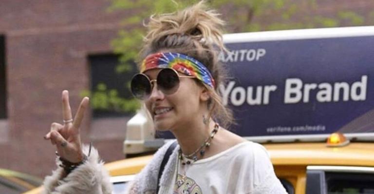 Após quase ser internada, Paris Jackson mostra cachimbo aos seus seguidores: ”Novo bebê”
