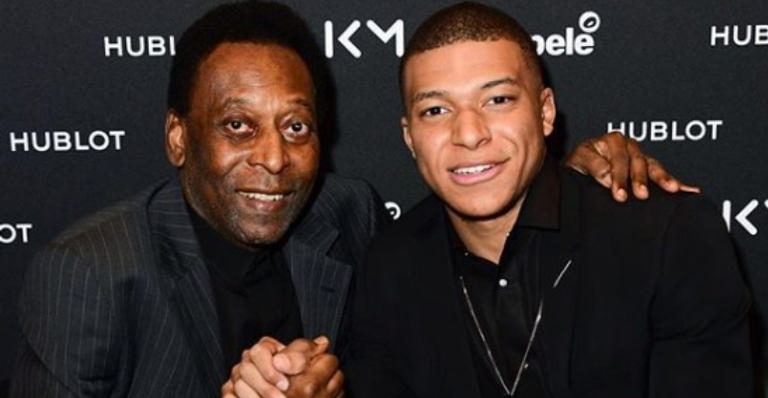 Pelé é internado novamente após voltar ao Brasil