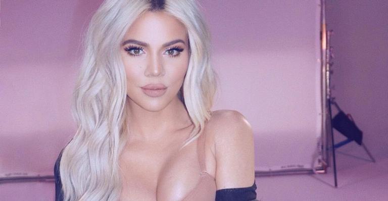 Khloé Kardashian erra no photoshop e aparece com mais de 5 dedos em cada mão
