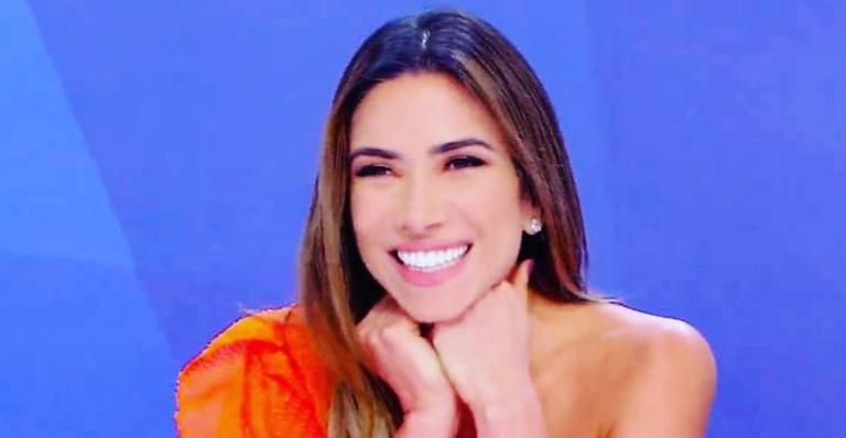 Patrícia Abravanel posa com equipe no último dia de gravação e fãs pedem: ”Não deixa a Mara no seu lugar”