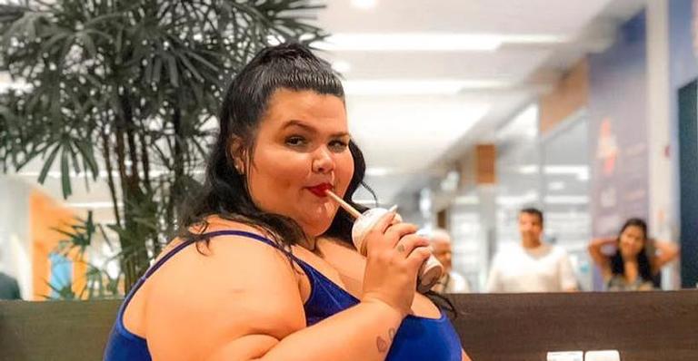 Após polêmica com Danilo Gentili, Thais Carla posa só de toalha e faz revelação: ”Olhar no espelho não é uma tarefa fácil”