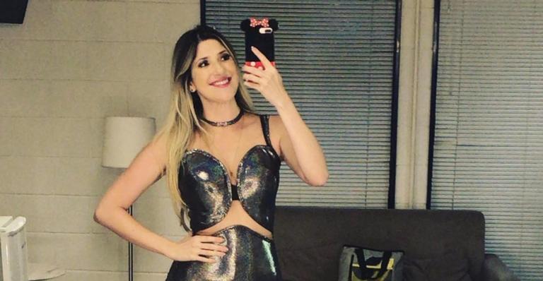 Dani Calabresa ganha beijos na axila e dispara: ”Comediantes não são convidados para Noronhar”
