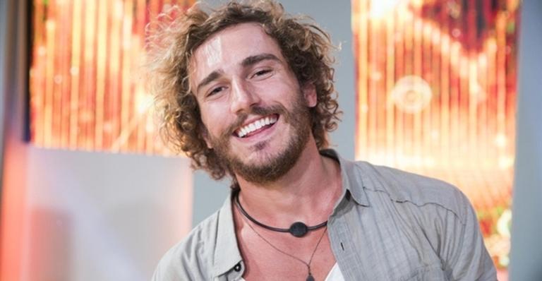 Alan diz que quer ficar com Hana e descarta romance com Carol Peixinho: ”Somos amigos”