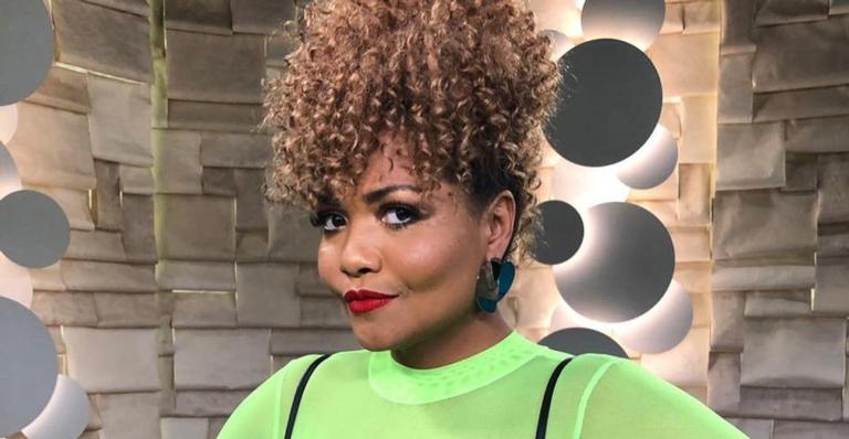 Com bumbum na nuca, Gaby Amarantos posa de biquíni branco e diz: ”Da cor do amor”
