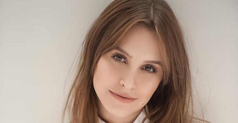 Carla Diaz posa de biquíni em piscina e ganha comentário suspeito de Cássio Reis