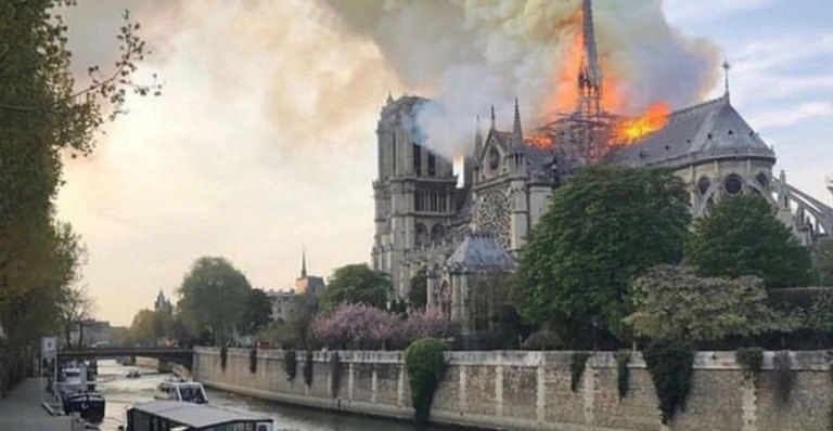 Incêndio atinge Catedral de Notre-Dame, em Paris
