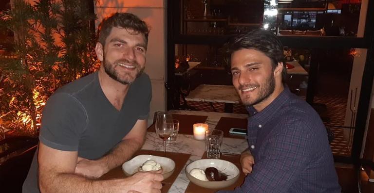 Namorado de Hugo Bonemer beija o ator e brinca: ”Peguei Luan Santana”