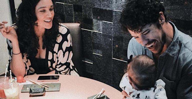 Débora Nascimento e José Loreto posam juntinhos no aniversário de 1 ano da filha; veja