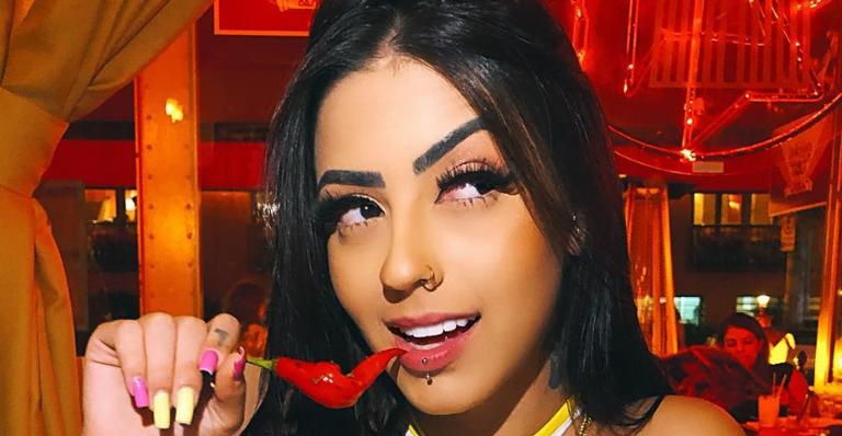 Completamente nua, MC Mirella sobe a temperatura com clique na banheira