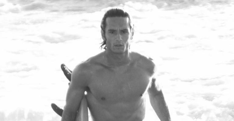 Após estreia de filme, Rodrigo Santoro é clicado com peixe gigante no Caribe