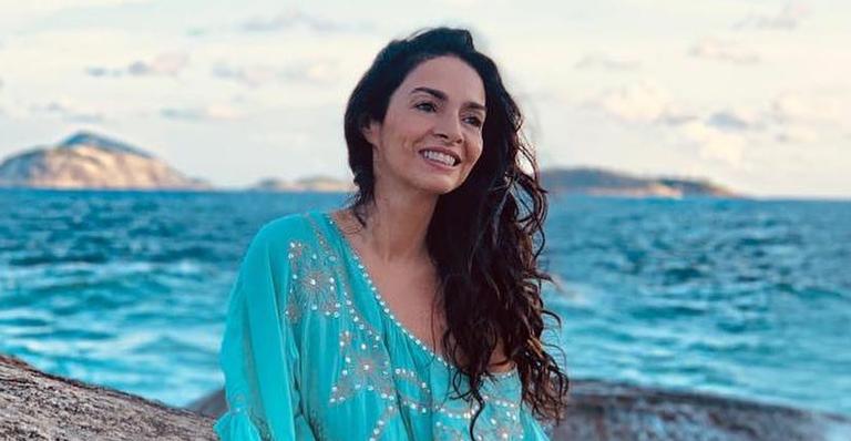 Claudia Ohana está namorando homem 26 anos mais jovem, segundo portal