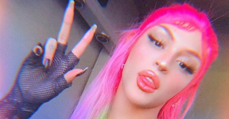 Pabllo Vittar é flagrada aos beijos com gringo em festival de música nos Estados Unidos