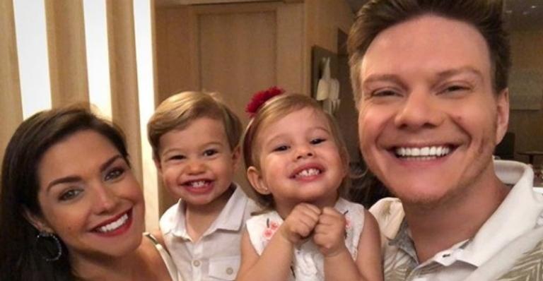 Thaís Fersoza se derrete ao ver carinho de filhos com avós