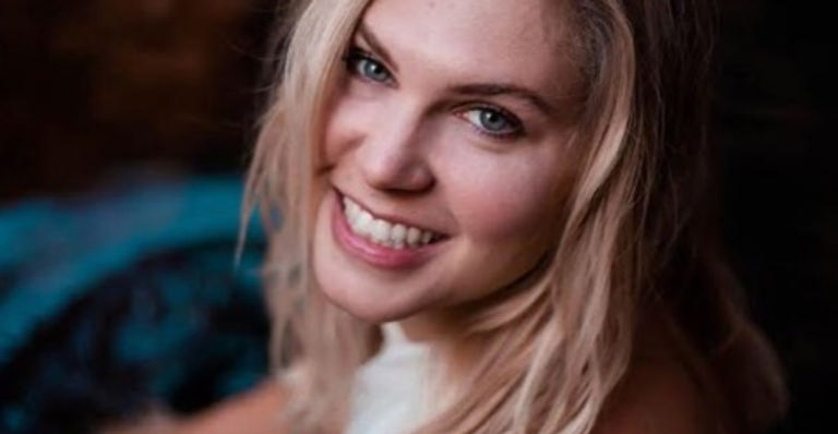 Carolinie Figueiredo posta semi nude e faz desabafo sobre o corpo 