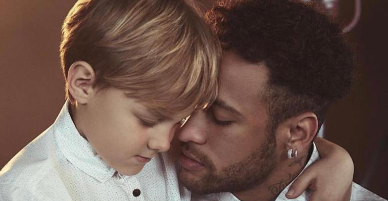 Neymar se diverte com o filho na França e diz: ”Tal pai, tal filho!”