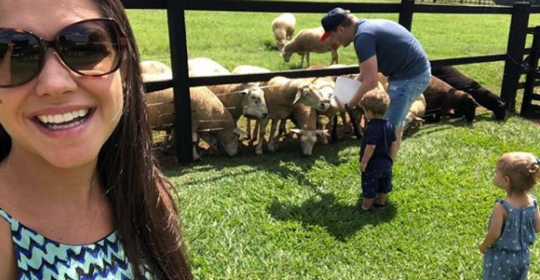 Thaís Fersoza e Michel Teló levam família para passear em sitio 