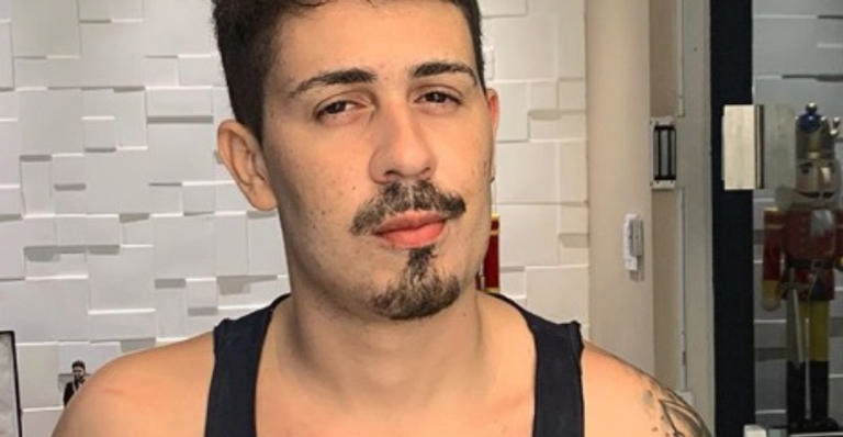 Carlinhos Maia encontra objeto religioso escondido dentro de seu banheiro