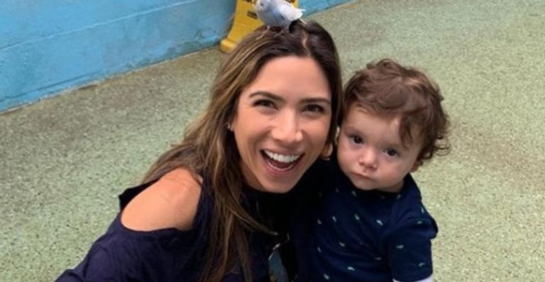 Filha de Patrícia Abravanel brinca com berço do irmão recém-nascido