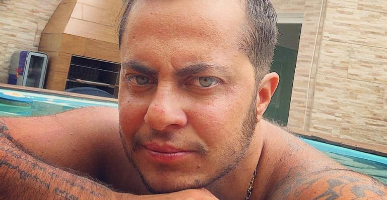 Thammy Miranda se irrita e rebate seguidores: ”Tem que ter muito culhão”