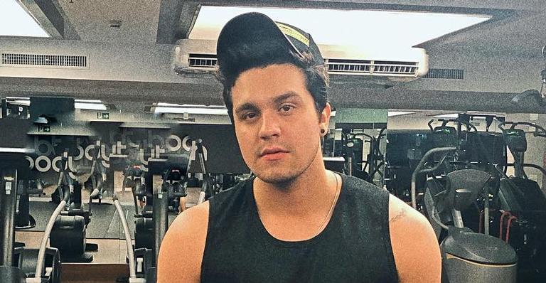 Luan Santana exibe o peitoral e vira piada: ”Já pode respirar”