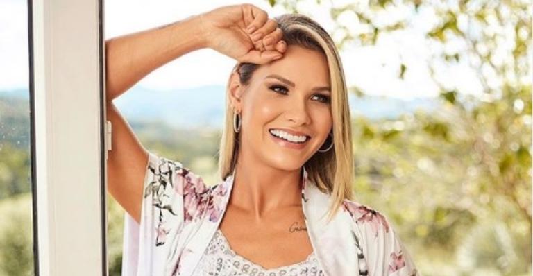 Andressa Suita usa look caríssimo em show de Gusttavo Lima
