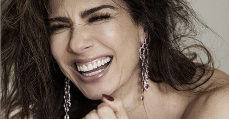 Aos 49 anos, Luciana Gimenez exibe corpão em topless