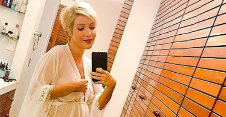 Luiza Possi posa na academia e prova que gravidez não é empecilho