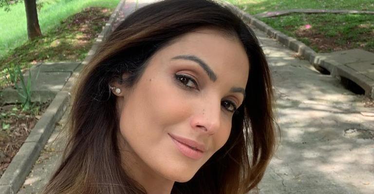Patrícia Poeta posa após malhação e fã ressalta: ”Suada e linda”