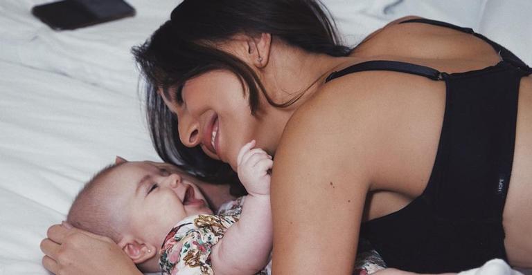 Sabrina Sato amamenta Zoe em avião e comemora: ”Melhor coisa”
