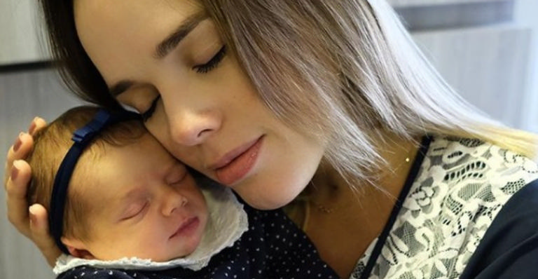 Thaeme deixa maternidade ao lado do marido e da filha Liz 
