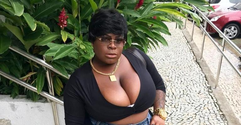Após críticas, Jojo Todynho dispara: ”Até piercing no bico do peito vou botar”