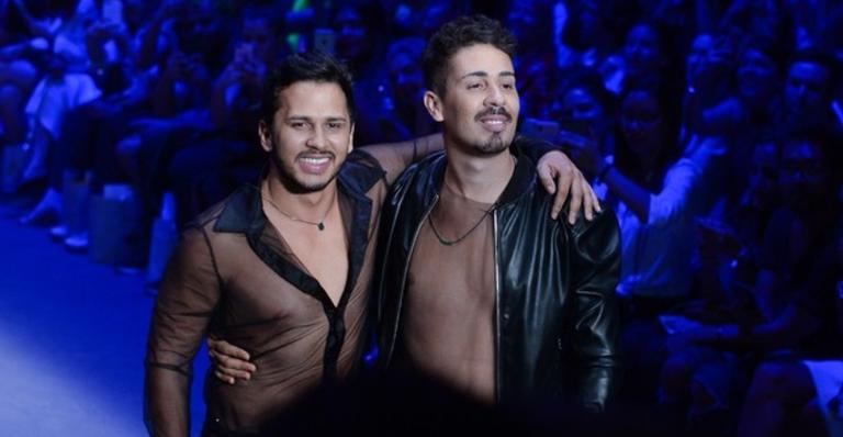 Carlinhos Maia e Lucas Guimarães desfilam no SPFW: ”Sei muito bem quem sou”