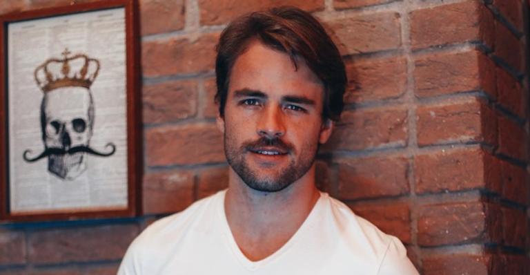 Após feriado em Jurerê, Rafael Licks comemora 26 anos em bar famoso de SP