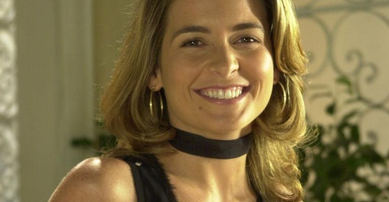 Cláudia Abreu exibe diploma e critica declaração de Bolsonaro: ”Que retrocesso”