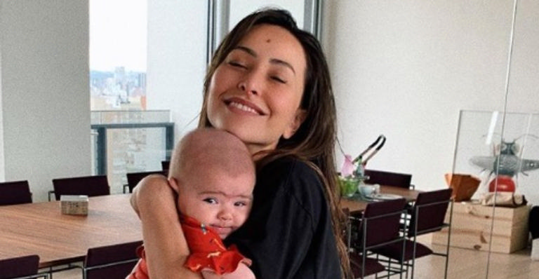 Sabrina Sato e Zoe combinam look de oncinha para agradecer fãs