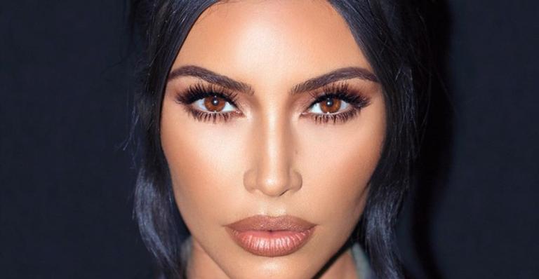 Kim Kardashian aparece com o cabelo curtinho e look à vácuo rosa chiclete