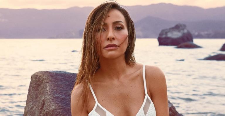 Sabrina Sato posa com maiô de grife no valor de R$ 2,2 mil