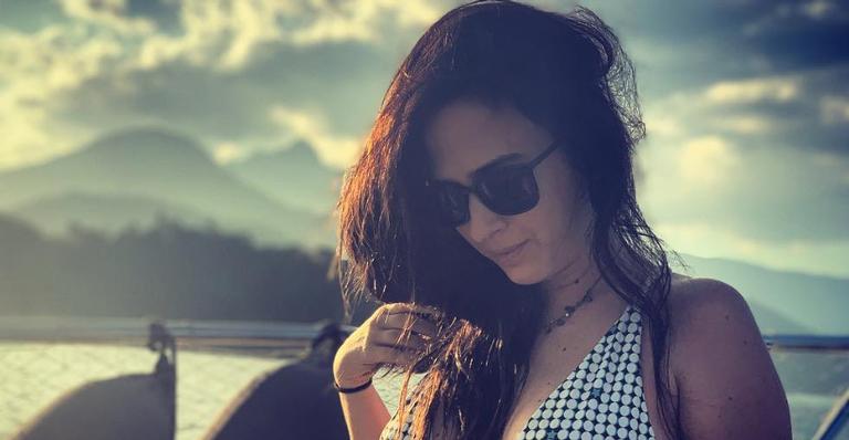 Tatá Werneck mostra barriga e brinca com tamanho: ”Filha grávida de mim”
