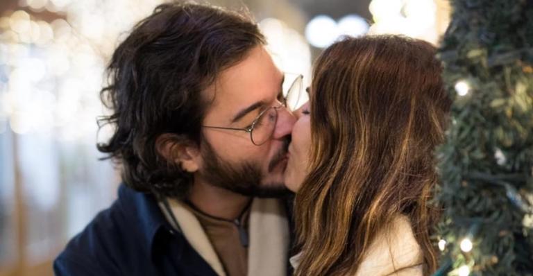 Túlio Gadelha e Fátima Bernardes encenam troca de carinhos em casamento; Veja o clique