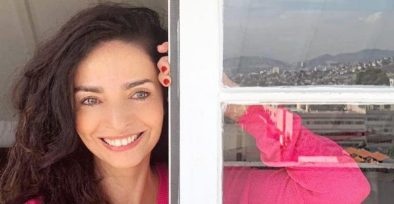 Claudia Ohana revela segredo de sua rotina: ”Bebo uma garrafa inteira”