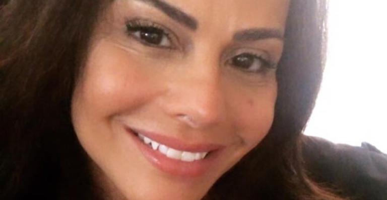 Viviane Araújo leva web à loucura com biquíni fio dental e barriga chapada