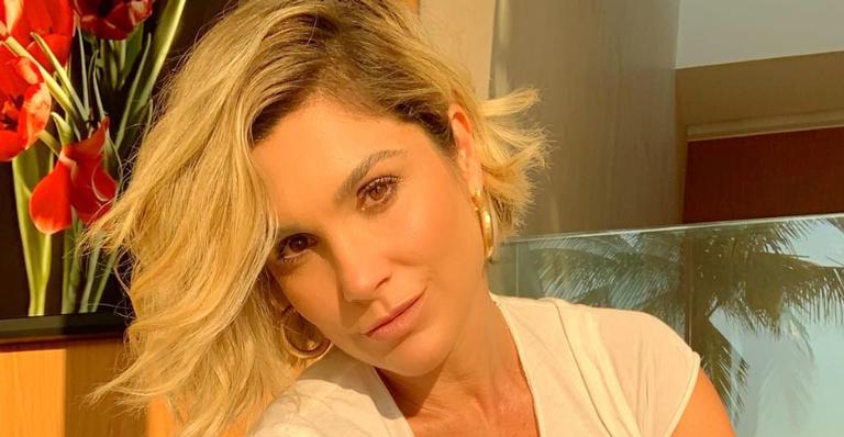 Aos 44, Flávia Alessandra posa de biquíni e faz a temperatura subir