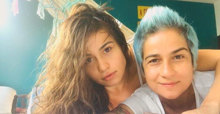 Nanda Costa posa em clima de romance com a companheira: ”Pedacinho do céu”