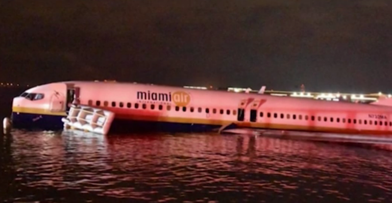 Avião derrapa de pista e cai em rio nos Estados Unidos
