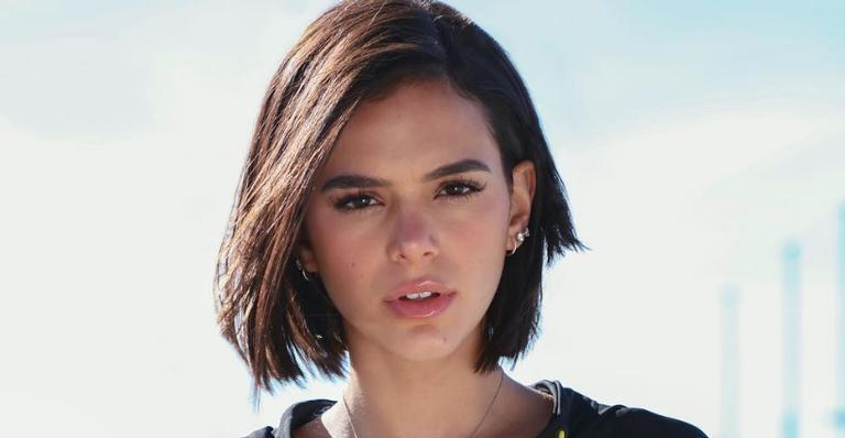 Bruna Marquezine aparece deslumbrante de lingerie e exibe barriga chapada