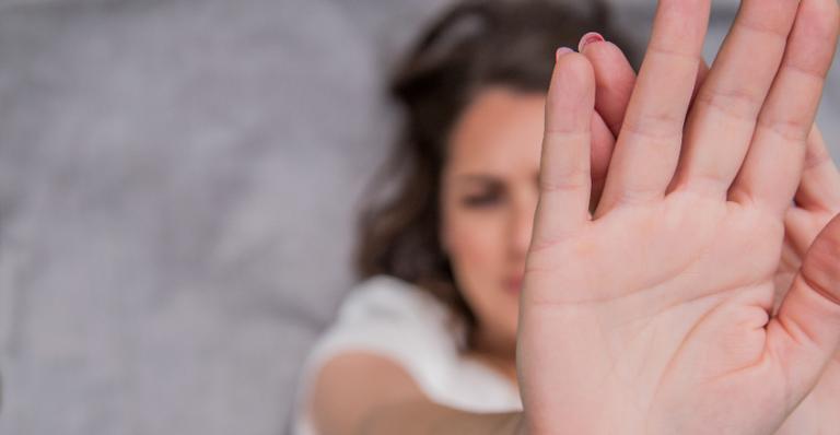 Por que muitas mulheres têm dificuldade de denunciar violência doméstica?