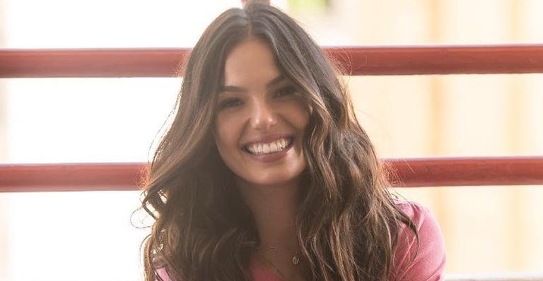 Após 5 meses, Isis Valverde exibe o filho Rael pela primeira vez